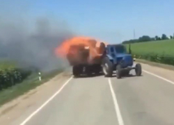 Трактор с горящим прицепом сжег поле на Кубани