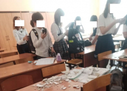 В краснодарской школе обвалился потолок и упал на школьницу