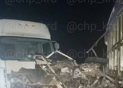 Под Краснодаром в ДТП трёх «КАМАЗов» и иномарки есть погибшие