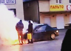 В Кропоткине иномарка вспыхнула на ходу из-за замыкания