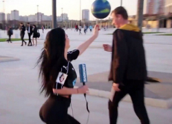 Случайный прохожий у стадиона «Краснодар» устроил шоу с мячом