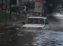 Плывущая «Нива» и последний романтик: в соцсетях обсуждают последствия ливня в Краснодаре