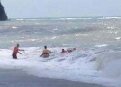 Тело вытащенного из моря утопленника пролежало три часа на пляже в Новомихайловском