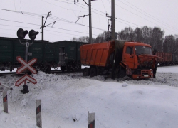 Поезд снес КамАЗ на ж\д переезде в Новороссийске