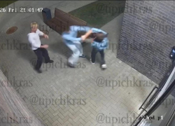 Школьники напали на пьяного мужчину во дворе ЖК в Краснодаре 