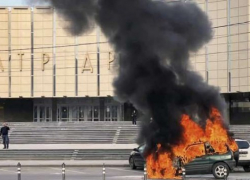 Около здания театра имени Горького драматично сгорела иномарка