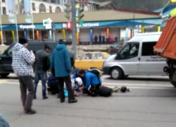 Женщину десять метров «проволокло» под колесом «КамАЗа» на лыжном курорте в Сочи