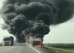 В Краснодарском крае на трассе сгорел грузовик