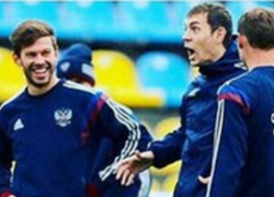 Федор Смолов дал пинка Павлу Мамаеву на тренировке сборной России