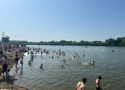 Найдена замена Анапе: толпы отдыхающих заполонили ближайший к Краснодару пляж 