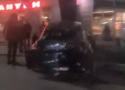 В Краснодаре Opel на скорости 200 км/ч протаранил два дерева на улице Красной