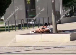 Две красавицы без комплексов разделись в центре парка Галицкого