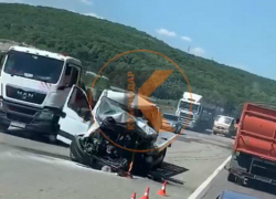 На западе Кубани эвакуатор столкнулся с грузовиком, пострадали три человека