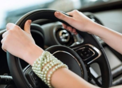 В Сочи "Королеву бензоколонки" определят по знанию ПДД и фитнес-упражнениям в пробках