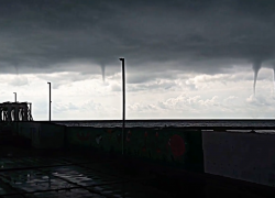 Сразу шесть смерчей над морем в Сочи сняли на видео