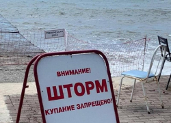 Шторм в Черном море привел к закрытию всех пляжей Сочи