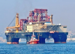  Буровая станция по добыче нефти прибыла в Черное море 