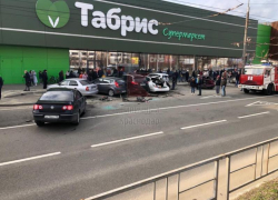 Есть пострадавшие: в Краснодаре водитель иномарки протаранил припаркованные автомобили
