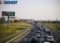 В Краснодаре образовалась 5-километровая пробка у Славянского кладбища