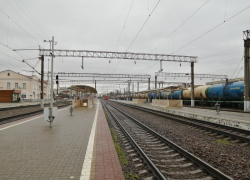 Грузовой поезд насмерть сбил женщину в Краснодаре