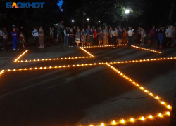 В сквере Казачьей Славы краснодарцы выложили из сотен свечей символ годовщины начала ВОВ