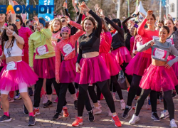 Красотки ЮФО устроили забег в розовых мини-юбках в Краснодаре: видео