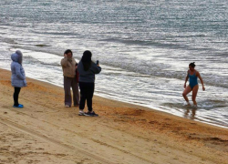 Уши отмерзают, а они купаются: «моржи» заполонили пляжи Анапы 