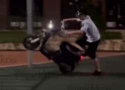 Трюкача-мопедиста в форме сотрудника МВД ищут в Краснодарском крае 