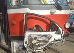 «Мерседес» протаранил трамвай и врезался в дерево в центре Краснодара