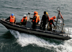 Спасатели Сочи больше двух дней ищут мужчин, которых унесло в море