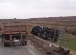 Под Краснодаром в ДТП с фурой и легковушкой пострадали две женщины 