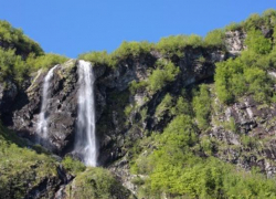 В Сочи открыли для туристов самый большой водопад