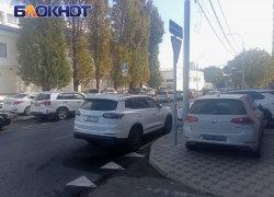 Инвалиды на Mersedes и автохамы на тротуаре: как у мэрии Краснодара заработала новая парковка