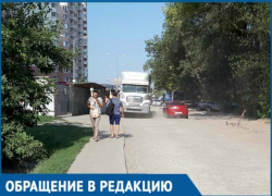  Жители «Новой Энки» в Краснодаре пожаловались на тротуары, ходить по которым опасно для жизни 