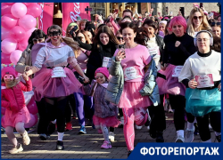 Девушки в розовом заполонили улицы Краснодара в Международный женский день 