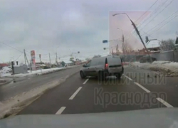 Столб рухнул на провода и нарушил движение автобусов в Краснодаре