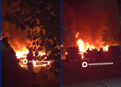 Три автомобиля вспыхнули во дворе многоэтажки  в Краснодаре