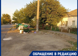 «Отдали площадку под мусор»: краснодарцы возмущены состоянием остановки у поликлиники