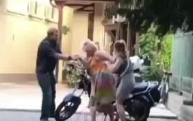Пьяная туристка пыталась угнать мотоцикл в Сочи