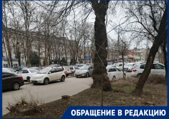 «Местным не хватает пространства и мест»: территория возле онкоцентра в Краснодаре превратилась в стоянку для машин