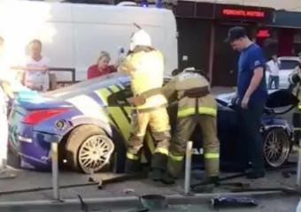 В Краснодаре спасателям пришлось распиливать автомобиль, чтобы достать травмированного пассажира 