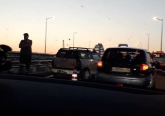 «С почином»: в сети обсуждают ДТП на Крымском мосту