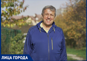 «Учу варить компот и ставить палатки»: история краснодарца, который стал мужчиной-нянем в 52 года 