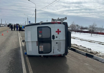 Скорая помощь врезалась в трактор и перевернулась на трассе в Краснодарском крае