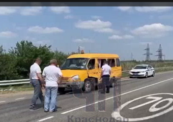 В Краснодарском крае грузовик протаранил автобус с детской футбольной командой: погиб 15-летний мальчик