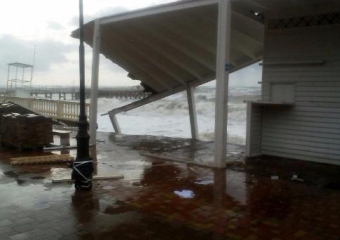 В Сочи устраняют последствия ураганного ветра