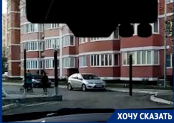 Краснодарцы обеспокоены возведением забора, который преградит путь детям до школы