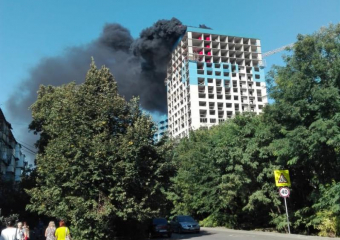Недостроенная многоэтажка загорелась в Краснодаре 