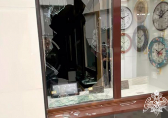 «Швырнул в окно камень и залез на крышу»: дебош в магазине Краснодара