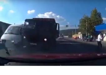 В Сети появилось видео ДТП зерновоза и семи легковушек в Новороссийске